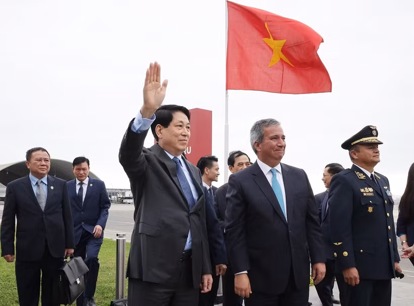 Chủ tịch nước Lương Cường đến Sân bay Quốc tế Jorge Chávez ở thủ đô Lima. (Ảnh: Lâm Khánh/TTXVN)