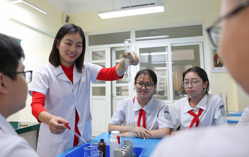 Cô giáo Hoàng Thị Vượng (sinh năm 1987), Tổ trưởng tổ Tự nhiên, Trường Trung học cơ sở Đại Kim (quận Hoàng Mai) vừa vinh dự nhận giải thưởng Nhà giáo Hà Nội tâm huyết sáng tạo năm 2024 với những giải pháp giúp học sinh yêu thích môn Hóa học. (Ảnh: Thanh Tùng/TTXVN)