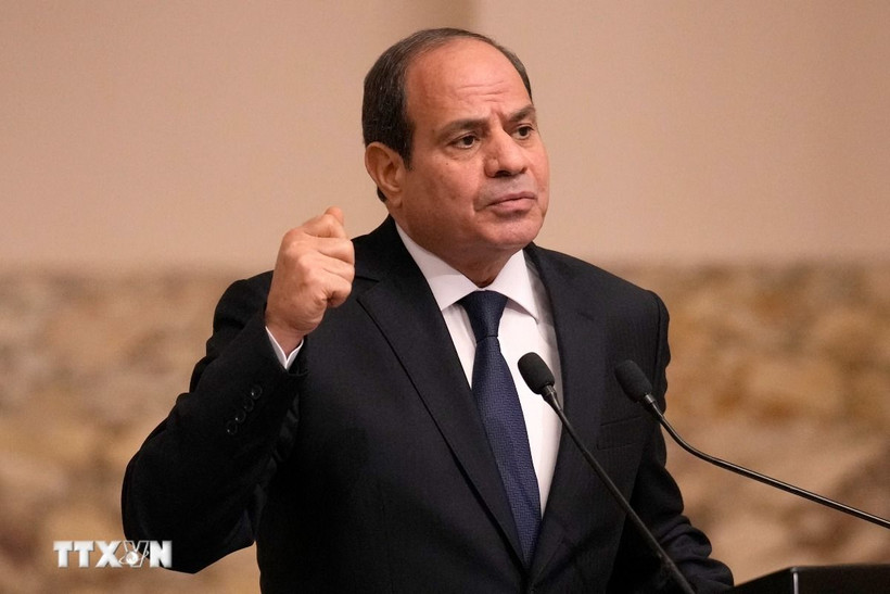Tổng thống Ai Cập Abdel-Fattah El-Sisi phát biểu trong cuộc họp báo ở Cairo ngày 25/10/2023. (Ảnh: AFP/TTXVN)