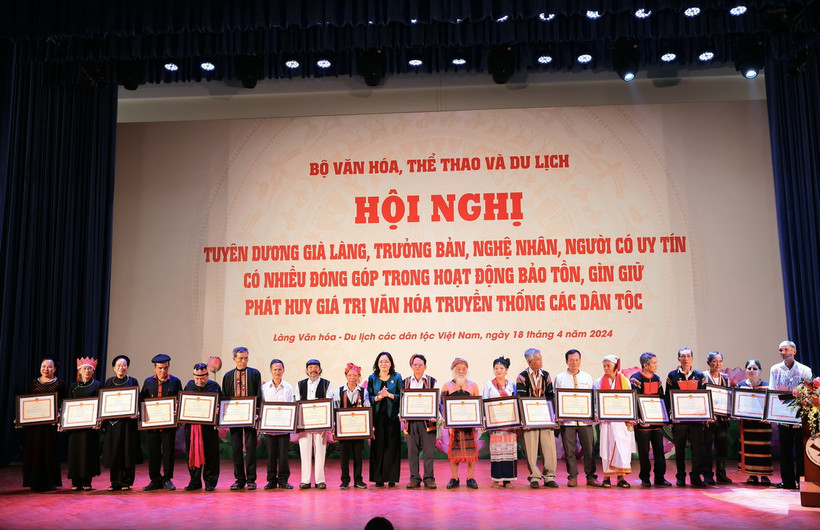 Già làng, trưởng bản, nghệ nhân, người có uy tín có nhiều đóng góp trong hoạt động bảo tồn, gìn giữ phát huy giá trị văn hóa truyền thống các dân tộc nhận Bằng khen của Bộ trưởng Bộ Văn hóa, Thể thao và Du lịch. (Ảnh: Hoàng Hiếu/TTXVN)