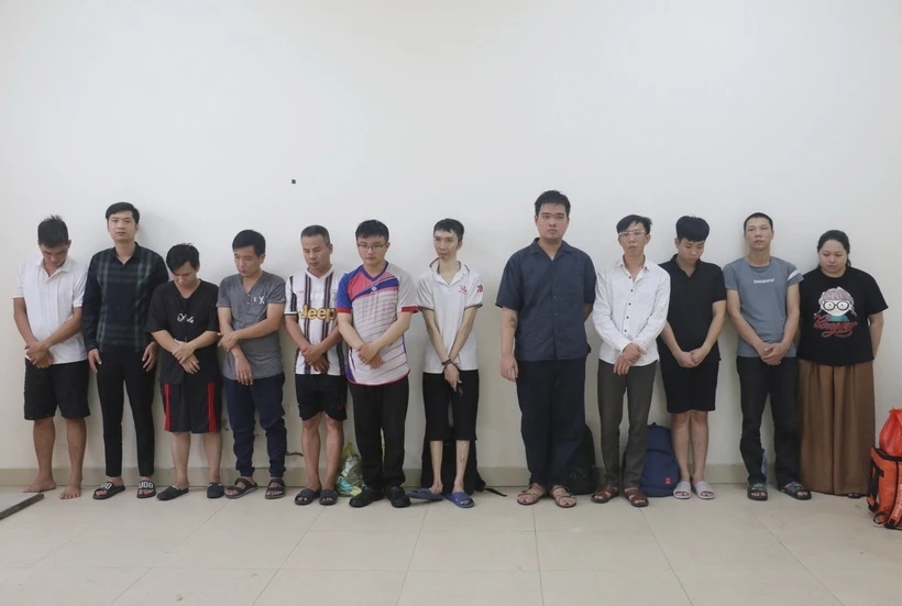 12 đối tượng điều hành, quản lý website “Thiendia2.cc” truyền bá văn hóa phẩm đồi trụy trên mạng Internet bị bắt giữ tại cơ quan điều tra. (Ảnh: TTXVN phát)