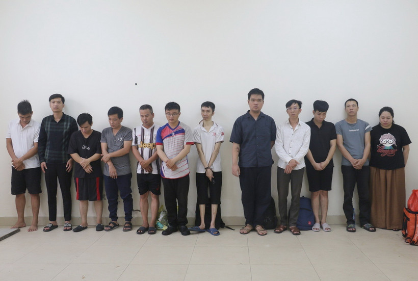 12 đối tượng điều hành, quản lý website “Thiendia2.cc” truyền bá văn hóa phẩm đồi trụy trên mạng Internet bị bắt giữ tại cơ quan điều tra. (Ảnh: TTXVN phát)