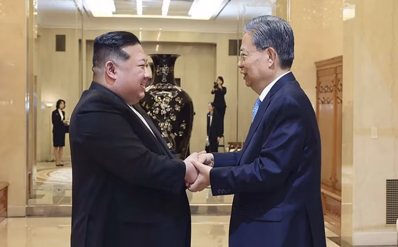 Nhà lãnh đạo Triều Tiên Kim Jong Un và Ủy viên Thường vụ Bộ Chính trị Trung ương Đảng Cộng sản Trung Quốc, Ủy viên trưởng Ủy ban Thường vụ Đại hội Đại biểu Nhân dân (Nhân Đại) Toàn quốc Trung Quốc Triệu Lạc Tế. (Nguồn: Xinhua)
