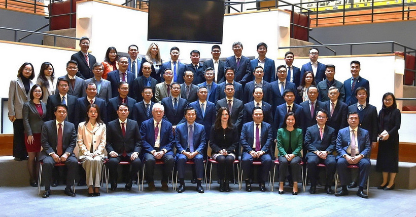 Đoàn đại biểu cấp cao Việt Nam do đồng chí Lê Minh Khái, Bí thư Trung ương Đảng, Phó Thủ tướng Chính phủ dẫn đầu, chụp ảnh lưu niệm với lãnh đạo Đại học Harvard. (Ảnh: TTXVN phát)