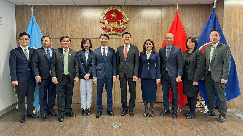 Đại sứ Đặng Hoàng Giang (thứ 5, phải sang), Trưởng Phái đoàn Thường trực Việt Nam tại Liên hợp quốc và đồng chí Nguyễn Ngọc Lương, Bí thư thường trực Trung ương Đoàn Thanh niên Cộng sản Hồ Chí Minh (thứ 5, trái sang) tại cuộc làm việc ở New York. (Ảnh: Thanh Tuấn/TTXVN)