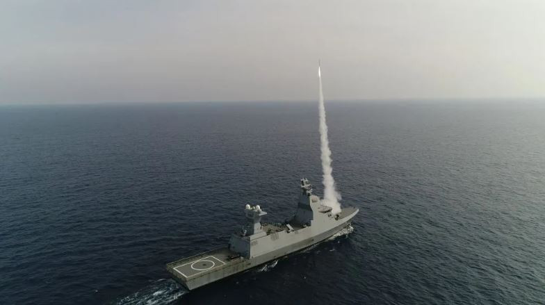 Quân đội Israel cho biết một trong các tàu tên lửa được bố trí ở Biển Đỏ đã bắn hạ máy bay không người lái bằng hệ thống mới có tên C-Dome. (Nguồn: Getty Images)