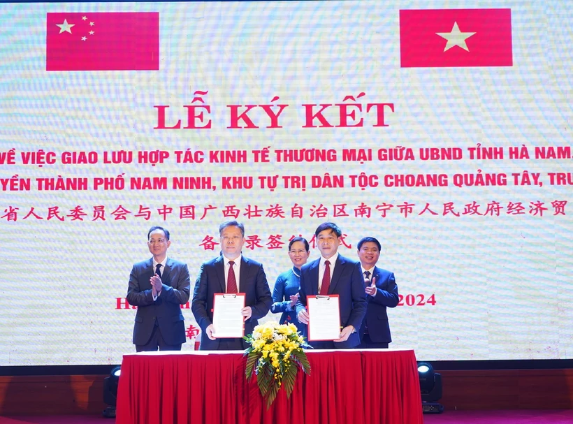 Ký kết Bản ghi nhớ về giao lưu hợp tác kinh tế, thương mại giữa tỉnh Hà Nam và thành phố Nam Ninh. (Ảnh: Thanh Tuấn/TTXVN)