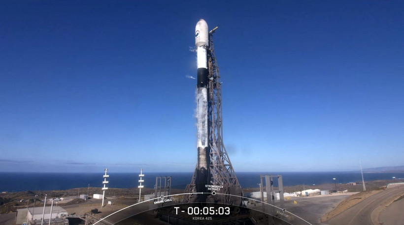Tên lửa đẩy Falcon 9 của Công ty vũ trụ SpaceX mang theo vệ tinh trinh sát quân sự đầu tiên của Hàn Quốc chuẩn bị rời bệ phóng tại Căn cứ Lực lượng vũ trụ Vanderberg ở bang California (Mỹ) ngày 1/12/2023. (Ảnh: AFP/TTXVN)