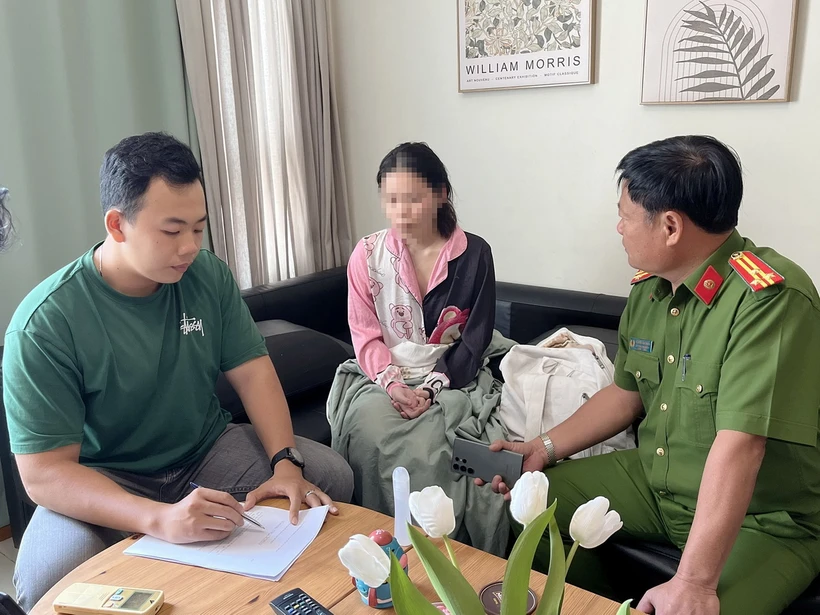 Công an Thành phố Hồ Chí Minh ghi lời khai của đối tượng Nhật Vi (áo hồng). (Ảnh: TTXVN phát)