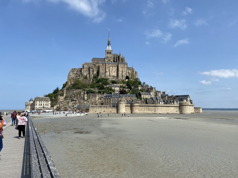 Mỗi khi thủy triều lên, tu viện Mont-Saint-Michel giống như một ngọn hải đăng nhìn ra biển. (Ảnh: Nguyễn Thu Hà/TTXVN)
