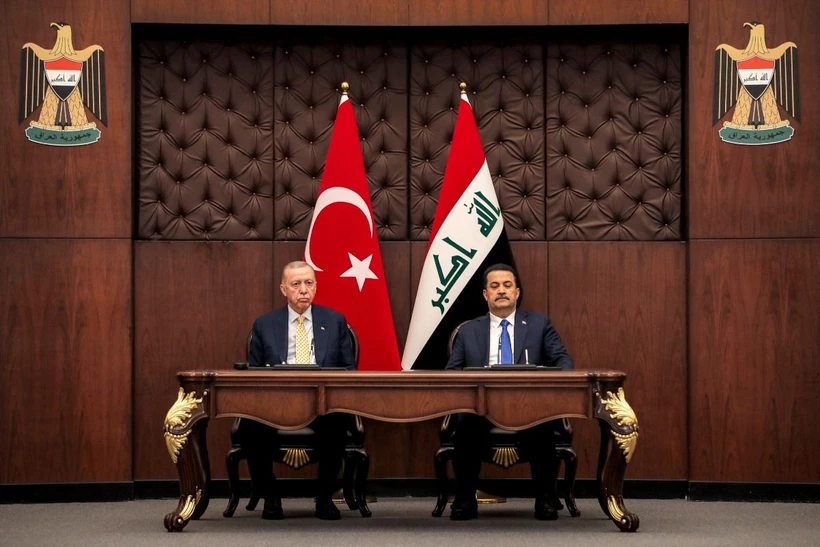 Thủ tướng Iraq Mohammed Shia al-Sudani (phải) hội kiến Tổng thống Thổ Nhĩ Kỳ Recep Tayyip Erdogan tại Baghdad, ngày 22/4/2024. (Ảnh: AFP/TTXVN)