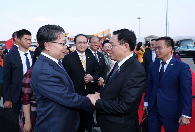 Phó Ủy viên trưởng Ủy ban Thường vụ Nhân đại Toàn quốc Trung Quốc Vương Đông Minh tiễn Chủ tịch Quốc hội Vương Đình Huệ tại Sân bay Quốc tế Trường Thủy Côn Minh. (Ảnh: Nhan Sáng/TTXVN)
