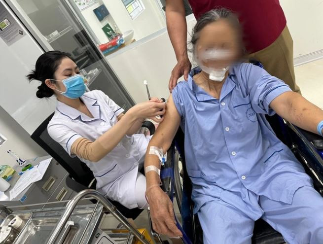 Sau phẫu thuật, bệnh nhân đã ổn định, được hướng dẫn tiêm phòng uốn ván, tiêm phòng dại và huyết thanh kháng dại. (Ảnh: Bệnh viện cung cấp)
