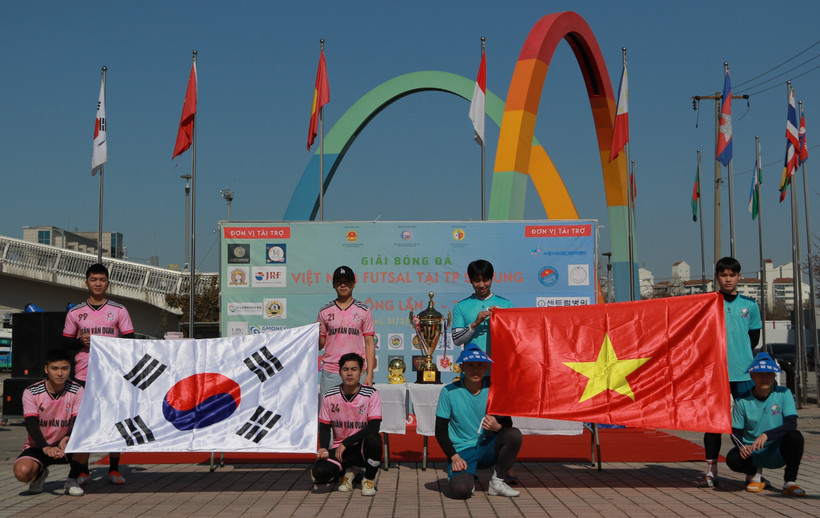 Các đội Futsal làm lễ chào cờ Việt Nam và Hàn Quốc. (Ảnh: Đức Thắng/TTXVN)