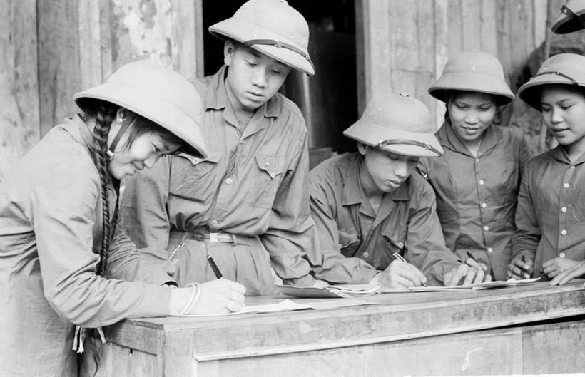 Thanh niên xung phong là những thanh niên còn rất trẻ, là những cô gái, chàng trai hồn nhiên, trong sáng và yêu đời. Họ hoặc đang ngồi trên ghế nhà trường (phổ thông, trung học, đại học), hoặc đang làm việc trong các cơ quan, nhà máy, xí nghiệp. (Ảnh: Đức Liên/TTXVN)