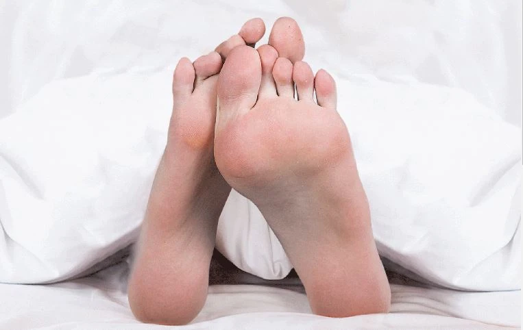 Phương thức "chân dế" về cơ bản là hành động cọ xát 2 bàn chân vào với nhau. Điều này giúp kích thích vô số đầu dây thần kinh và điểm áp lực ở bàn chân, có tác dụng tạo cảm giác êm ái, thư thái. (Nguồn: Nypost)