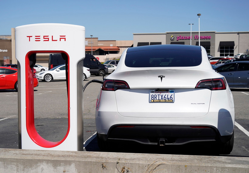 Ôtô điện của hãng Tesla tại bãi đỗ xe ở San Bruno, California, Mỹ, ngày 2/4/2024. (Ảnh: THX/TTXVN)