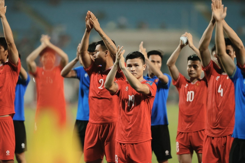 Quang Hải và đồng đội chào cổ động viên sau khi kết thúc trận đấu gặp Indonesia trên sân Mỹ Đình hôm 26/3. (Ảnh: Minh Quyết/TTXVN)