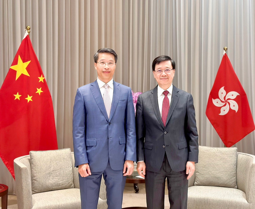 Tổng lãnh sự Phạm Bình Đàm (bên trái) chào từ biệt Trưởng đặc khu hành chính Hong Kong Lý Gia Siêu. (Ảnh: TTXVN phát)