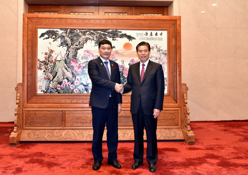 Chủ nhiệm Ủy ban Kinh tế của Quốc hội Vũ Hồng Thanh (trái) và Chủ nhiệm Ủy ban Kinh tế-Tài chính Nhân Đại toàn quốc Trung Quốc Trung Sơn. (Ảnh: Tiến Trung/TTXVN)