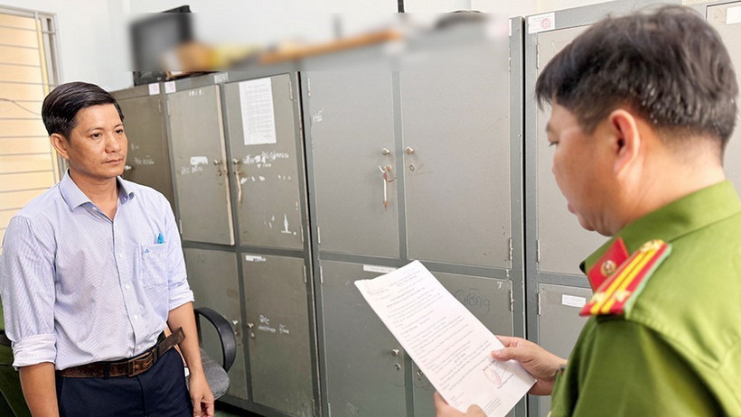 Công an tỉnh An Giang tống đạt các Quyết định và Lệnh cấm đi khỏi nơi cư trú đối với bị can Nguyễn Thanh Tùng. (Ảnh: TTXVN phát)