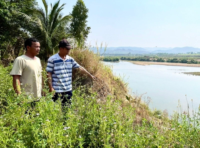 Người dân mong muốn các cấp ngành, địa phương sớm có phương án hỗ trợ xây kè chống sạt lở bờ sông nhằm bảo vệ tính mạng và tài sản của mình. (Nguồn: Báo Gia Lai)