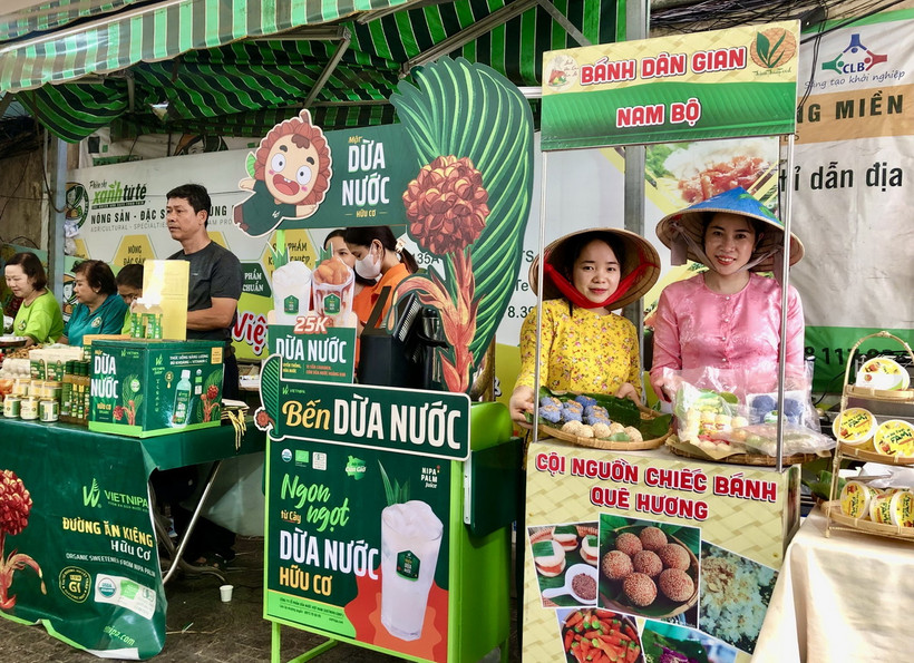 Doanh nghiệp thiết kế quầy hàng đậm chất vùng, miền kèm hoạt động khuyến mãi ở phiên chợ. (Ảnh: Mỹ Phương/TTXVN)