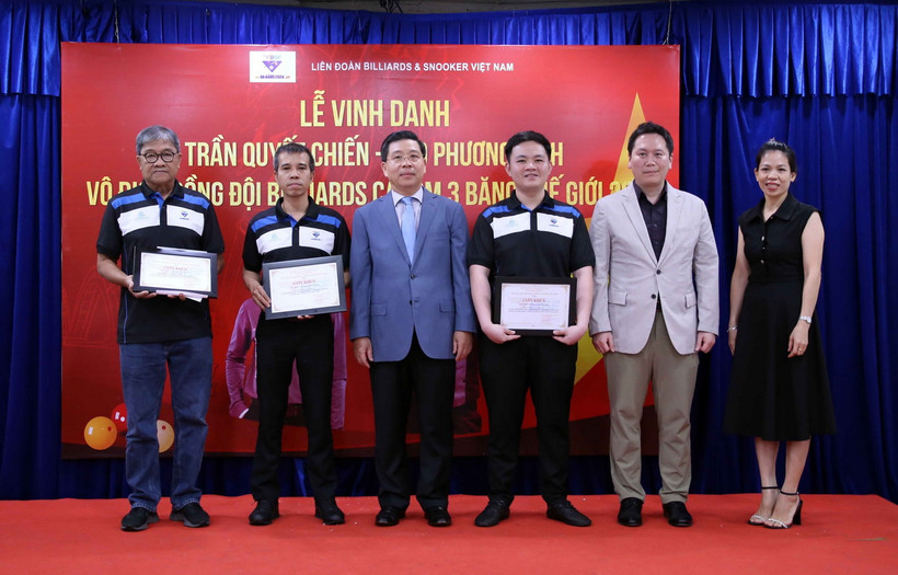 Ban Tổ chức trao giấy khen và phần thưởng cho huấn luyện viên và hai vận động viên Vô địch Billards Carom 3 băng đồng đội thế giới năm 2024 tại buổi lễ. (Ảnh: Trần Lê Lâm/TTXVN)