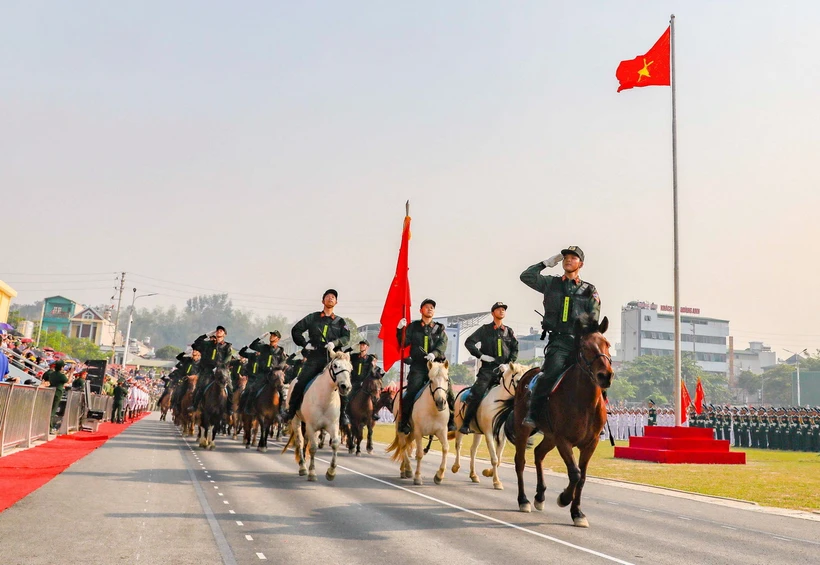 Khối Cảnh sát cơ động kỵ binh hợp luyện đi qua khán đài. (Ảnh: Xuân Tư/TTXVN)