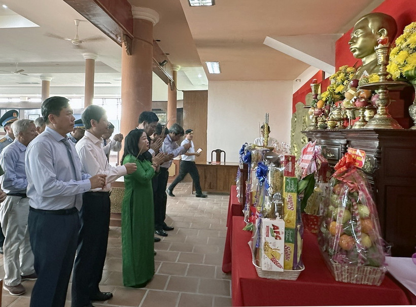 Lãnh đạo tỉnh Phú Yên dâng hương kỷ tưởng niệm Tổng Bí thư Trần Phú. (Ảnh: TTXVN phát)