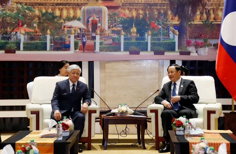 Thủ tướng Lào Sonexay Siphandone tiếp Chủ tịch Ủy ban Trung ương Mặt trận Tổ Quốc Việt Nam Đỗ Văn Chiến. (Ảnh: Phạm Kiên/TTXVN)