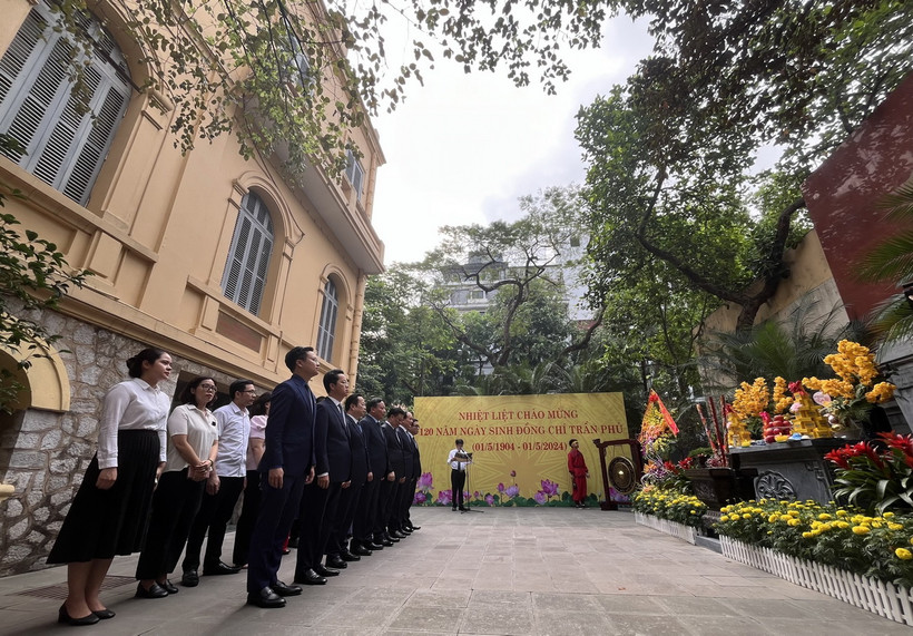 Bí thư Thành ủy Đinh Tiến Dũng và lãnh đạo thành phố dâng hương kỷ niệm 120 năm ngày sinh đồng chí Trần Phú. (Ảnh: Minh Ngọc/TTXVN)