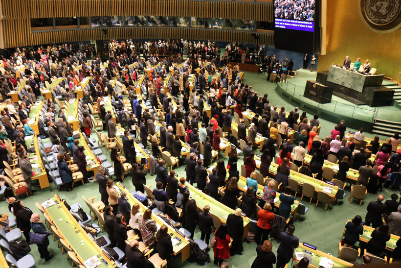 Các đại biểu dự phiên khai mạc dành 1 phút mặc niệm các hành khách thiệt mạng trên chuyến bay của Hãng hàng không Ethiopia hôm 10/3/2019157, trong đó có 21 nhân viên của Liên hợp quốc. (Ảnh: Nguyễn Thanh/TTXVN) 