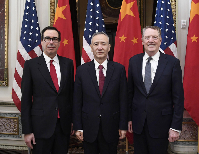 Đại diện Thương mại Mỹ Robert Lighthizer (phải), Bộ trưởng Tài chính Mỹ Steven Mnuchin (trái) và Phó Thủ tướng, Trưởng đoàn đàm phán Trung Quốc, Lưu Hạc (giữa) tại vòng đàm phán thương mại ở Washington, DC, Mỹ, ngày 21/2/2019. (Nguồn: THX/TTXVN) 