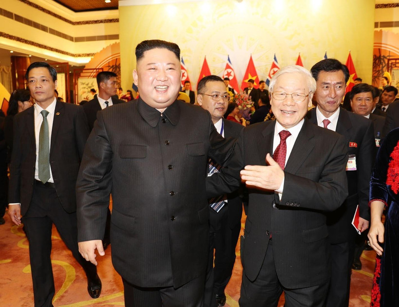 Tổng Bí thư, Chủ tịch nước Nguyễn Phú Trọng tiễn Chủ tịch Triều Tiên Kim Jong-un sau buổi tiệc chiêu đãi tối 1/3. (Ảnh: Trí Dũng/TTXVN) 