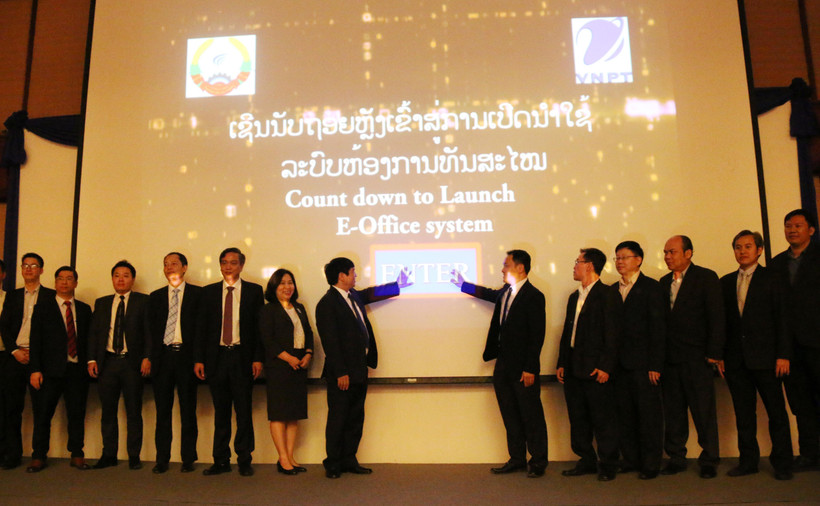 Bấm nút khai trương Hệ thống quản lý văn bản điện tử (E-Office). (Ảnh: Xuân Tú/TTXVN) 