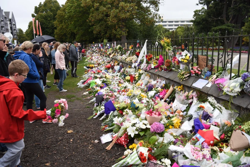 Người dân tưởng niệm các nạn nhân thiệt mạng trong vụ xả súng tại Christchurch, New Zealand, ngày 17/3/2019. (Nguồn: THX/TTXVN) 