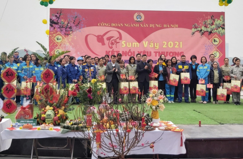 Ông Nguyễn Đức Lợi, Ủy viên Trung ương Đảng, Tổng Giám đốc Thông tấn xã Việt Nam trao quà tặng người lao động có hoàn cảnh khó khăn. (Ảnh: Nguyễn Cúc/TTXVN) 