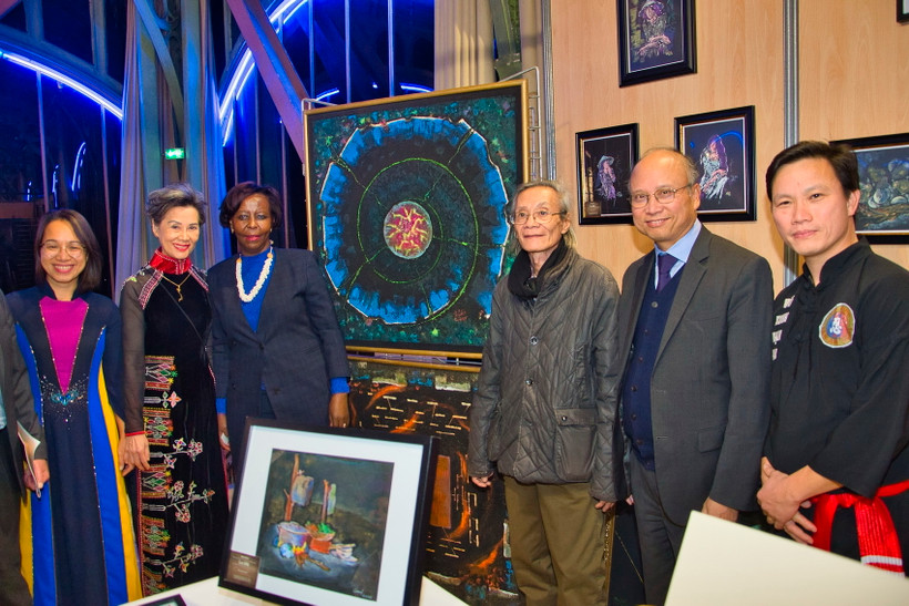 Đoàn đại biểu tham quan gian trưng bày tác phẩm của họa sỹ Đặng Cánh. (Ảnh: Ngọc Hiệp/TTXVN)