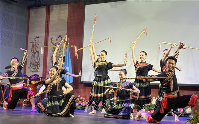 Một số tiết mục do các nghệ sỹ đến từ Nhà hát Ca Múa Nhạc Dân gian Việt Bắc trình diễn. (Ảnh: Thu Hà/TTXVN)