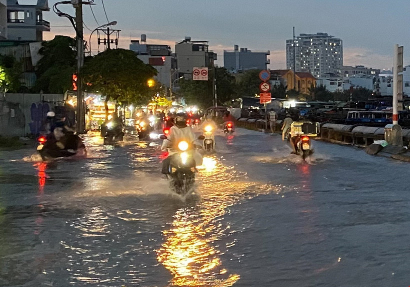 Nước ngập trên đường Trần Xuân Soạn, Quận 7, Thành phố Hồ Chí Minh. (Ảnh: Hồng Giang/TTXVN)