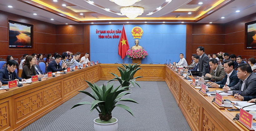 Quang cảnh cuộc làm việc giữa tỉnh Hòa Bình với đoàn công tác. (Ảnh: Thanh Hải/TTXVN)