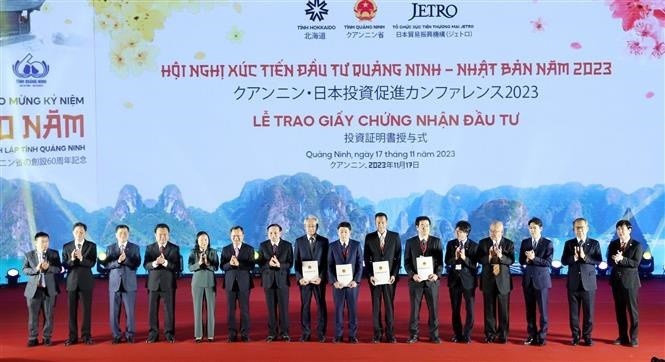 Trao Giấy Chứng nhận Đầu tư cho các dự án FDI của Nhật Bản. (Ảnh: Văn Đức/TTXVN)