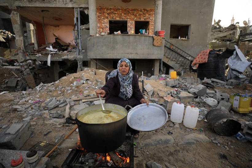 Người dân Palestine sống trong những căn nhà đổ nát do xung đột tại thành phố Khan Younis, Dải Gaza, ngày 26/11/2023. (Ảnh: THX/TTXVN)