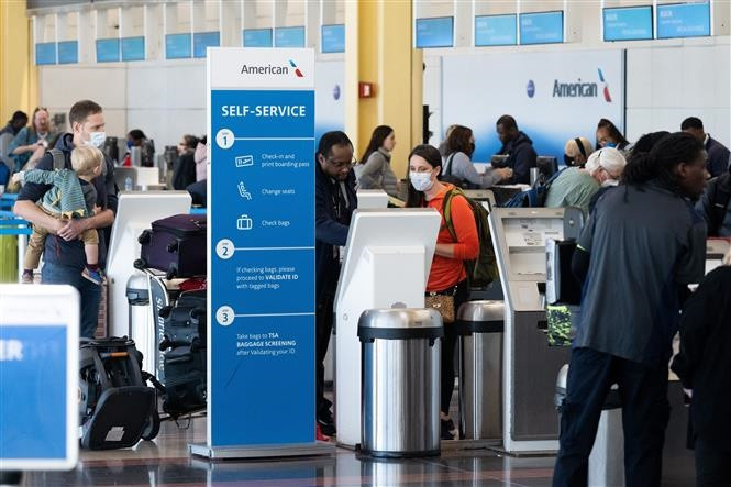 Hành khách làm thủ tục tại sân bay Ronald Reagan ở Arlington, Virginia, Mỹ. (Ảnh: AFP/TTXVN) 