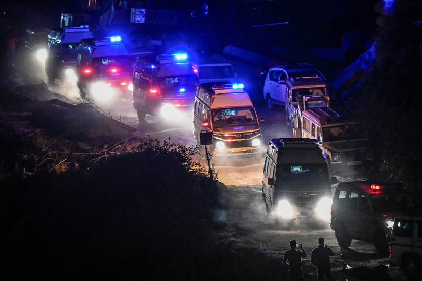 Xe cứu thương chở các công nhân vừa được giải cứu sau 17 ngày mắc kẹt trong đường hầm bị sập ở Uttarkashi, bang Uttarakhand, Ấn Độ ngày 28/11/2023. (Ảnh: AFP/TTXVN)