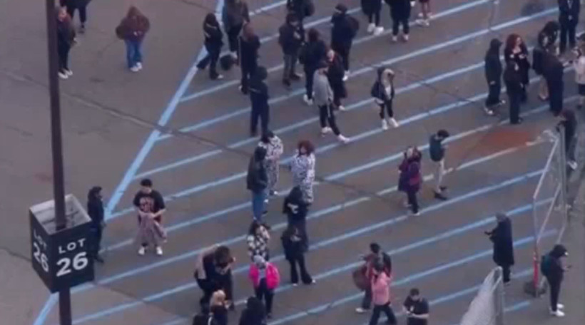 Khách hàng chờ đợi bên ngoài American Dream Mall. (Nguồn: SkyFox)