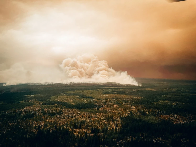 Khói bốc lên ngùn ngụt từ đám cháy rừng tại Quebec, Canada, ngày 10/7/2023. (Ảnh: AFP/TTXVN)