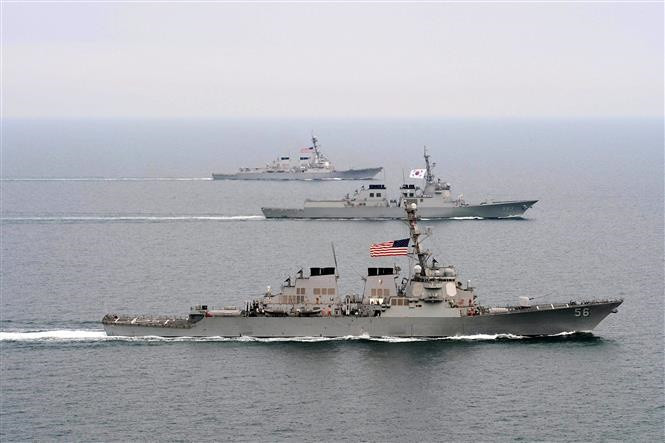 Tàu khu trục lớp Arleigh Burke được trang bị tên lửa dẫn đường USS John S. McCain (phía trước) tham gia cuộc tập trận chung Đại bàng non ở ngoài khơi Bán đảo Triều Tiên, ngày 17/3/2013. (Ảnh: AFP/TTXVN)