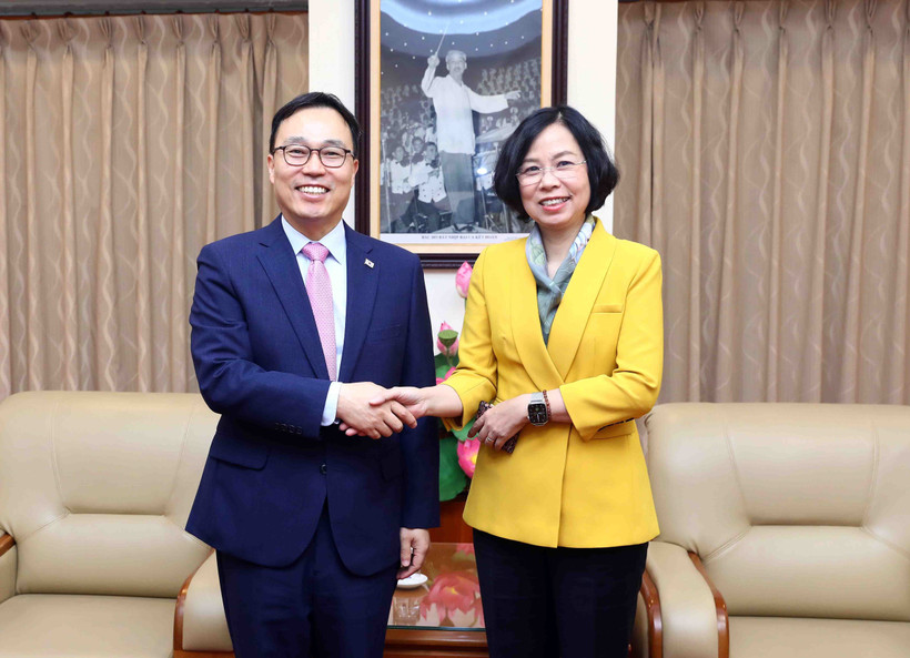 Tổng Giám đốc Thông tấn xã Việt Nam (TTXVN) Vũ Việt Trang tiếp Đại sứ Hàn Quốc Choi Youngsam. (Ảnh: Phạm Kiên/Vietnam+) 